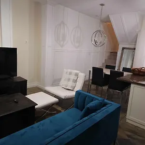 Downtown Deluxe: Stylish 2bd2ba Townhouse Holiday home